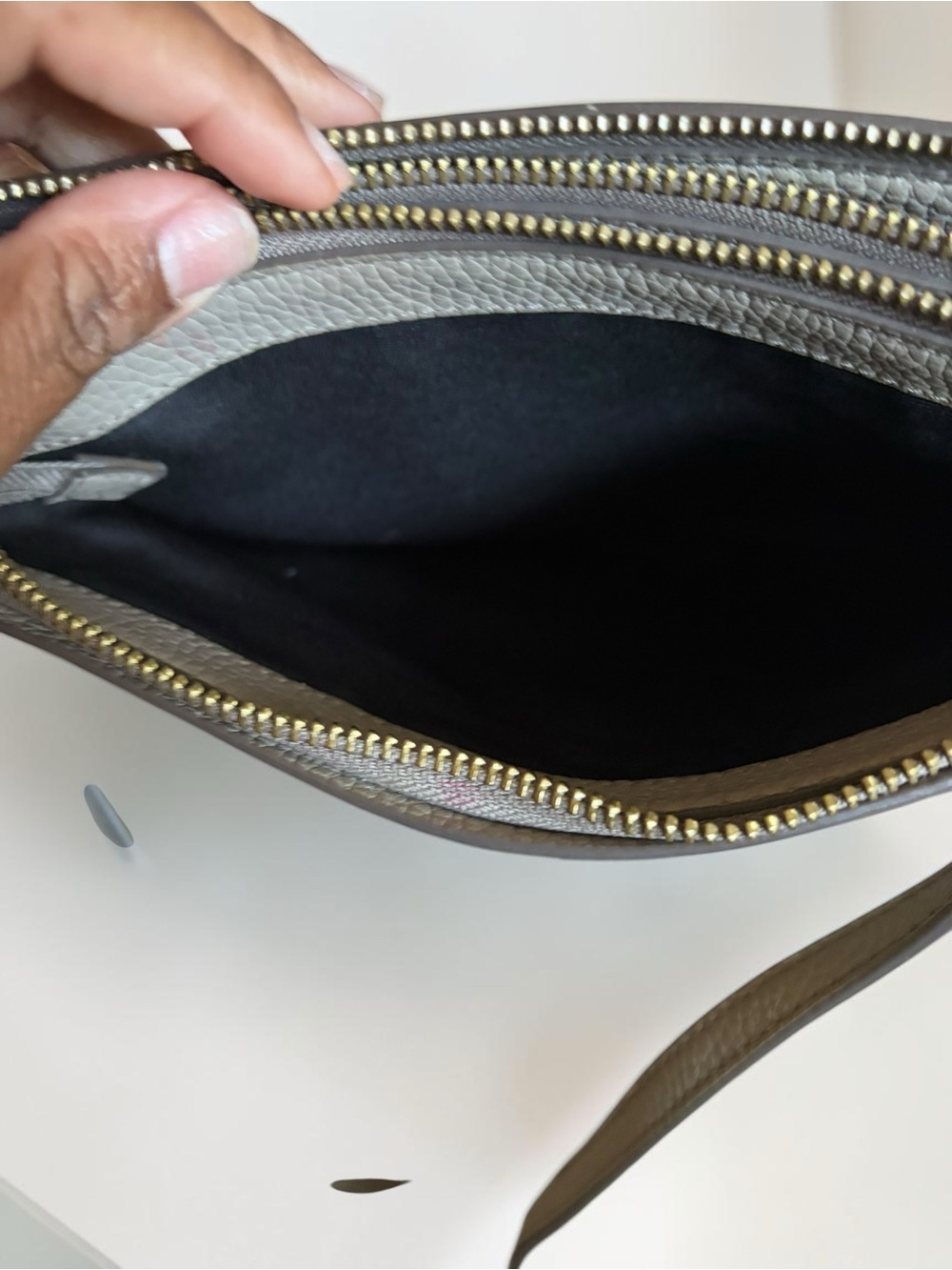 Marc Jacob Pebbled Crossbody Bag in Light Gray and bracelet - Picture 7 of 8